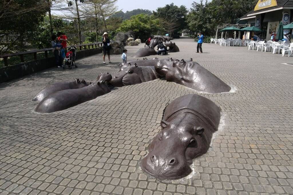 1280px-Hippo_sculpture_Taipei_Zoo_20543