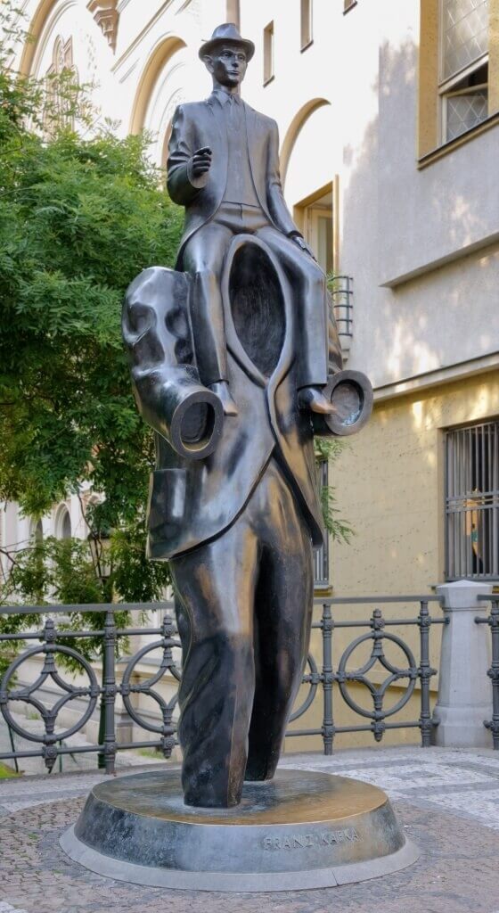 Statue de Kafka par Jaroslav Rona, Prague, Republique techeque