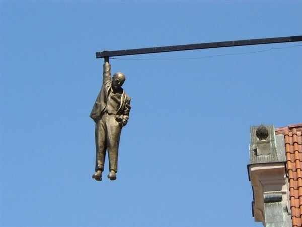 man-hanging-out-prague-world-arts-news_web_image (1)