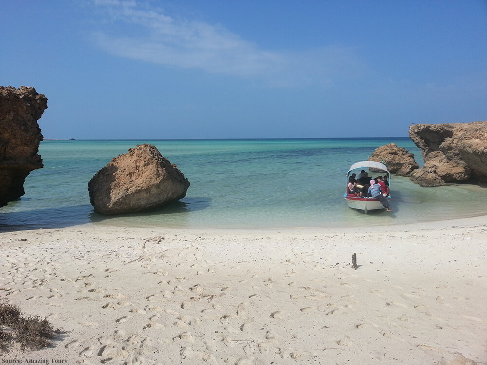 السياحة في السعودية: أجمل و أغرب 20 وجهة سياحية يجب زيارتهم في السعودية BP-2-EN-GIZZR-Farasan-island-boat-pushing-off-from-a-cove-with-white-sand