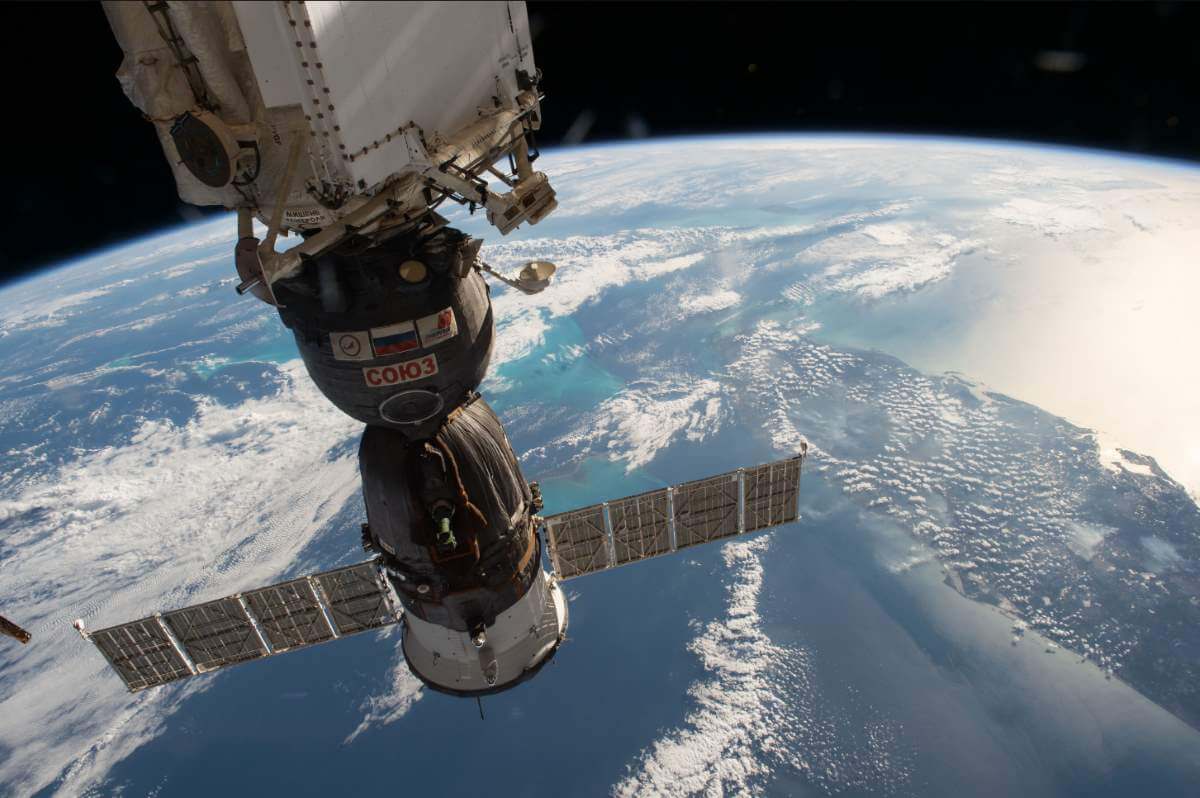 المركبة Soyuz قادمة من الأرض عند التحامها باحد أطراف محطة الفضاء الدولية